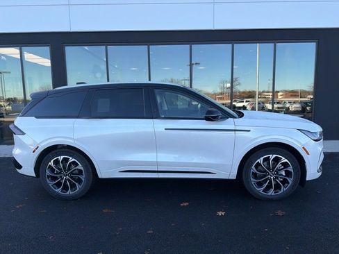 New 2026 Lincoln Nautilus Reserve image 2