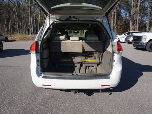 Used 2014 Toyota Sienna XLE image 17