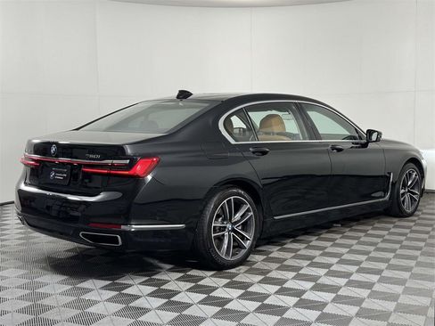 Used 2022 BMW 750i xDrive image 10
