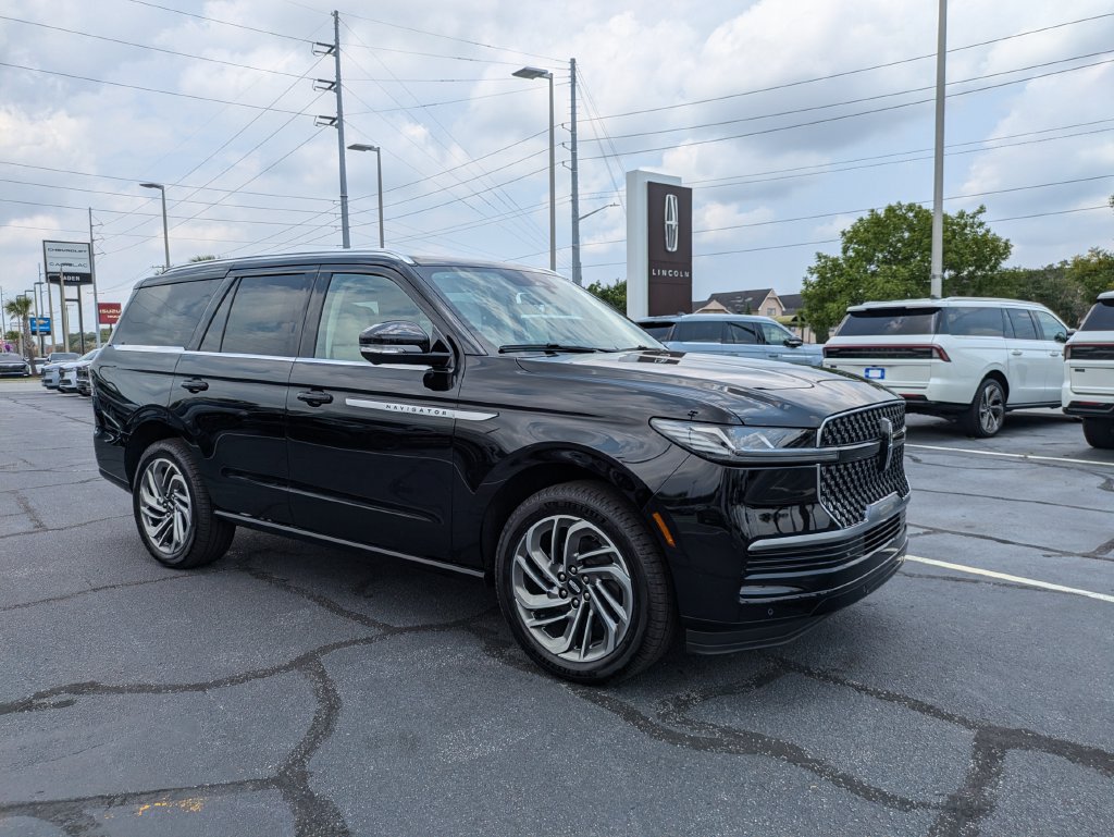 New 2027 Lincoln Navigator Reserve AWD/4WD image 2