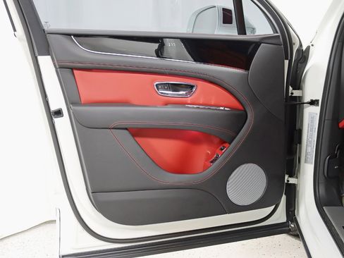 Used 2022 Bentley Bentayga image 40
