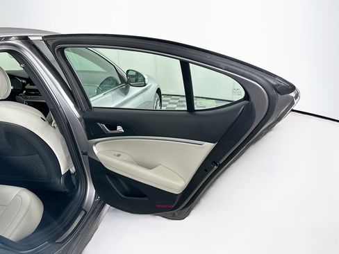 Used 2025 Genesis G70 2.5T image 29