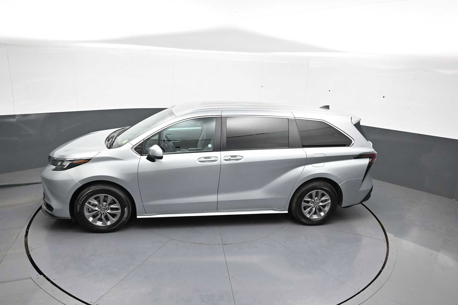 Used 2025 Toyota Sienna LE FWD image 41