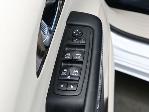 Used 2024 Chrysler Pacifica Limited image 10