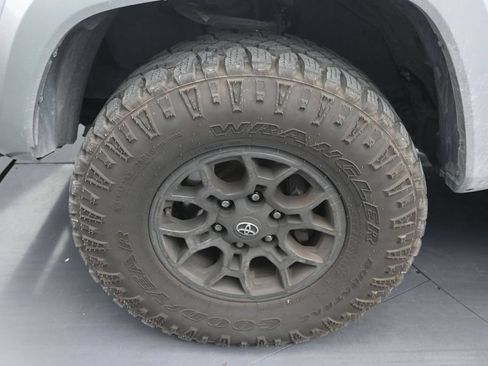 Used 2022 Toyota Tacoma SR5 w/ Technology Package RWD image 9