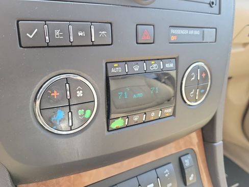 Used 2009 Buick Enclave CXL w/ Entertainment Package #2 AWD/4WD image 17