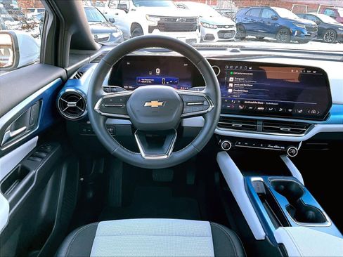 Used 2025 Chevrolet Equinox EV LT image 16