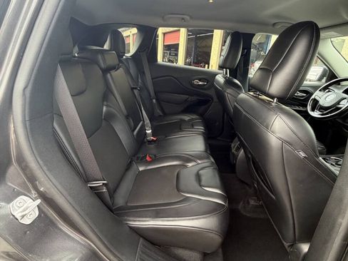 Used 2021 Jeep Cherokee Latitude Plus AWD/4WD image 39