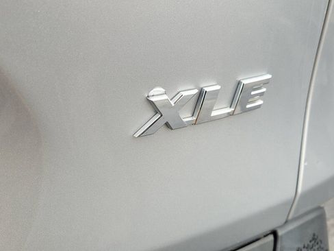 Used 2021 Toyota RAV4 XLE Premium image 10