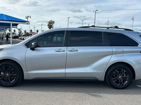 Used 2024 Toyota Sienna XSE w/ XSE Plus Package image 7