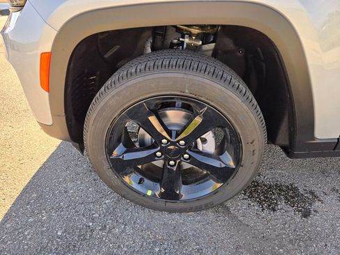 New 2025 Jeep Grand Cherokee Altitude AWD/4WD image 30