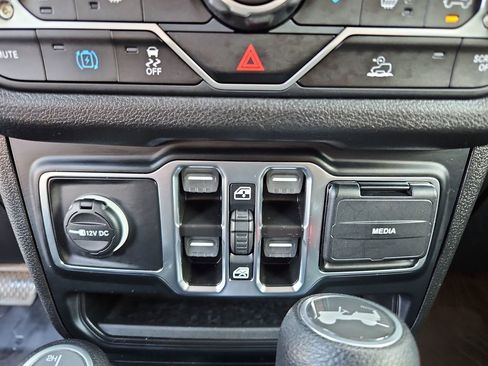 Used 2024 Jeep Wrangler Unlimited w/ Convenience Group image 19