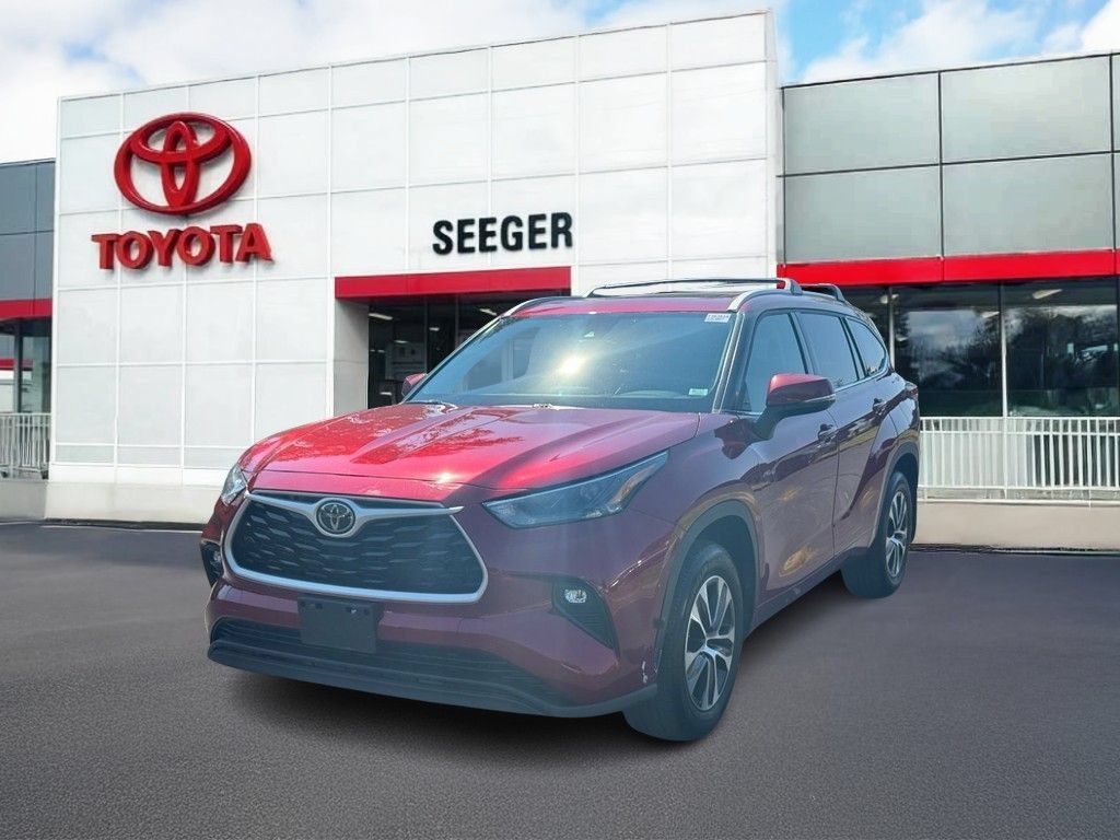 Used 2022 Toyota Highlander XLE AWD/4WD image 11