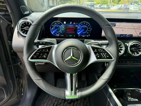 Used 2025 Mercedes-Benz EQB 300 4MATIC image 5