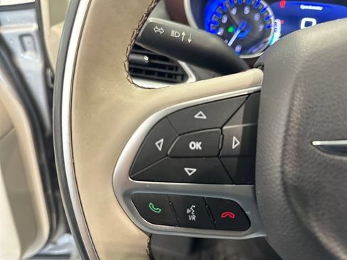 Used 2017 Chrysler Pacifica Limited FWD image 41
