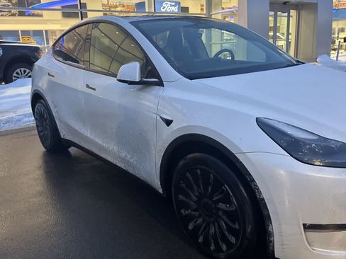 Used 2022 Tesla Model Y Long Range image 6