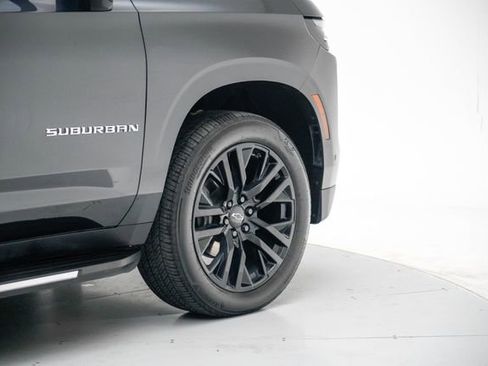 Used 2025 Chevrolet Suburban Premier image 7