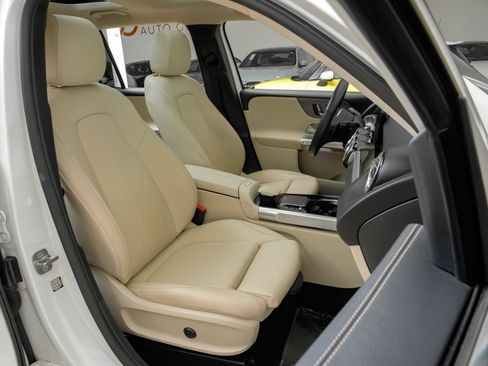Used 2023 Mercedes-Benz GLB 250 4MATIC w/ Premium Package image 35