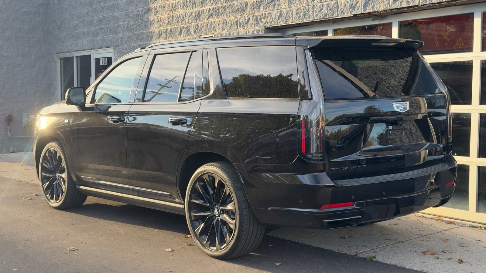 Used 2026 Cadillac Escalade Platinum Sport w/ LPO, ONYX Package AWD/4WD image 4