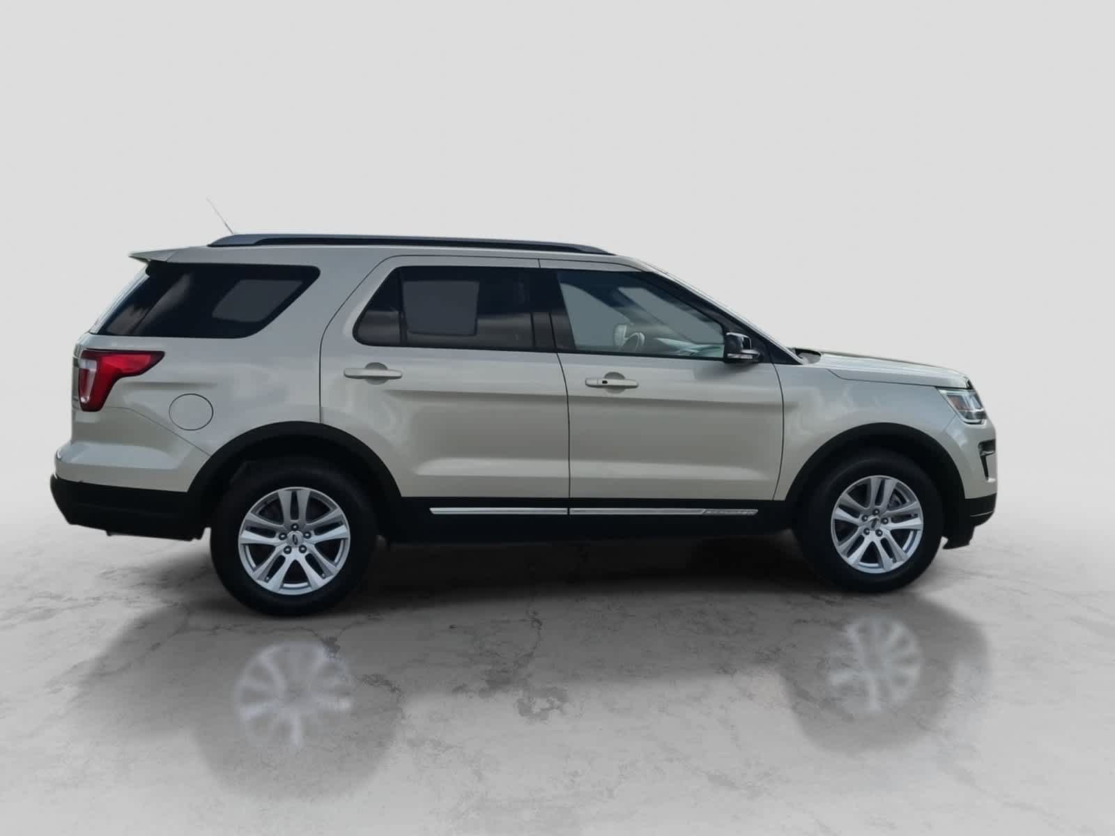 Used 2018 Ford Explorer XLT w/ Equipment Group 202A AWD/4WD image 9