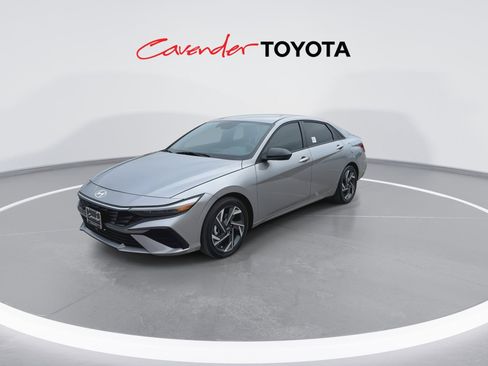 Used 2025 Hyundai Elantra SEL image 4