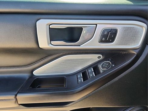Used 2020 Ford Explorer Platinum w/ Premium Technology Package image 14