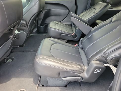 Used 2026 Chrysler Pacifica Select FWD image 8