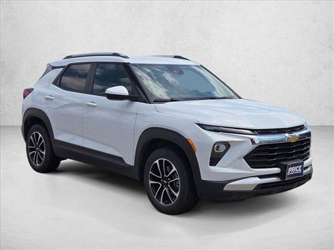 Used 2025 Chevrolet TrailBlazer LT w/ Driver Confidence Package AWD/4WD image 3