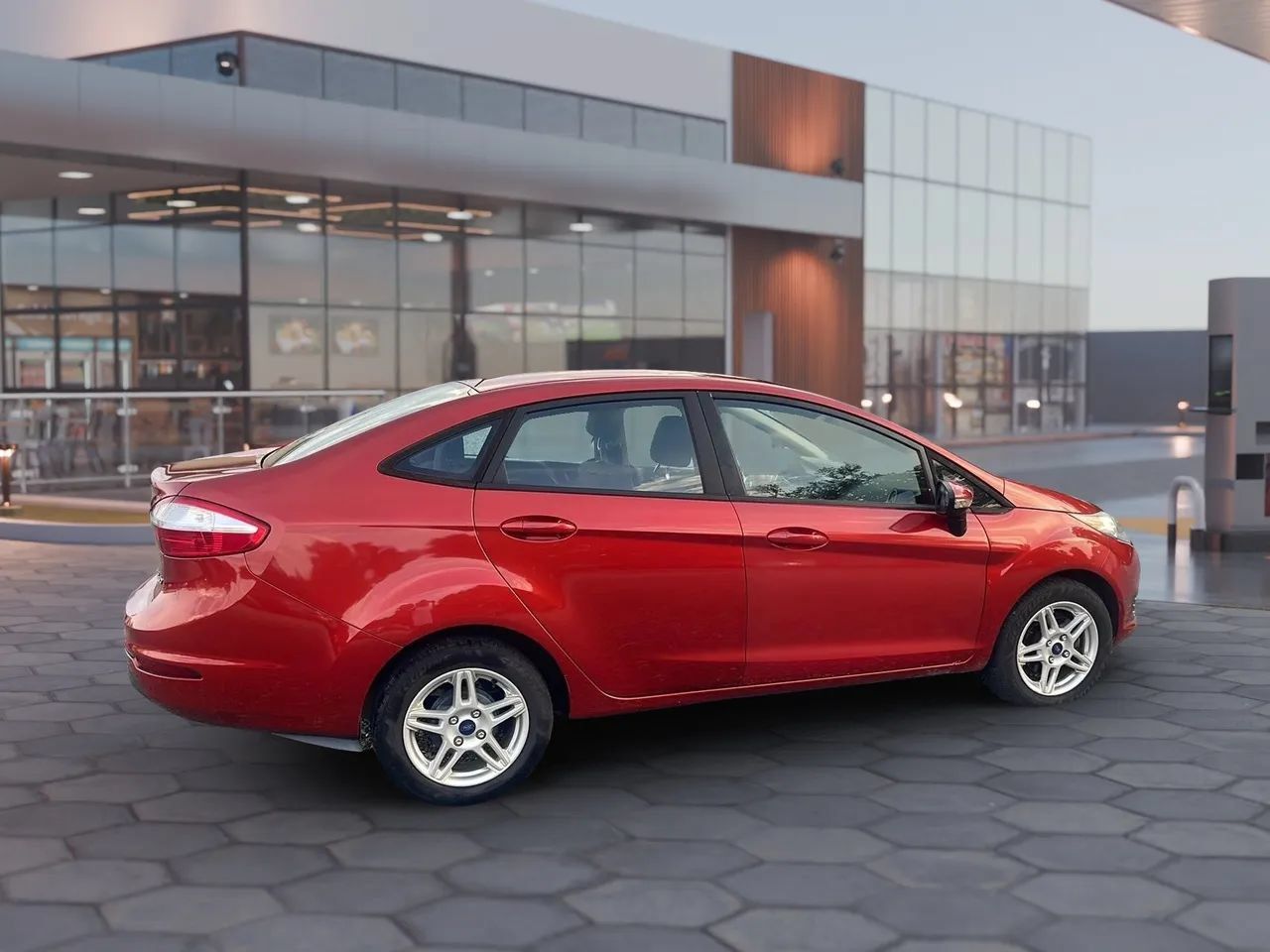Used 2018 Ford Fiesta SE FWD image 12