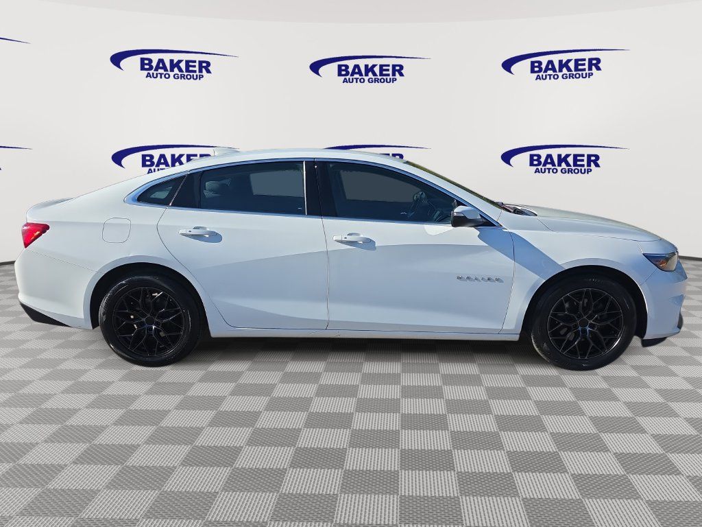 Used 2017 Chevrolet Malibu LT FWD image 4