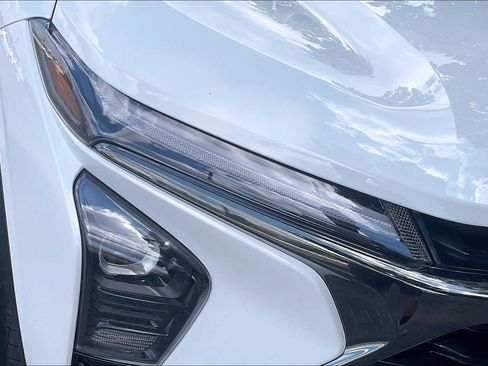 Used 2025 Chevrolet Trax RS w/ Sunroof Package FWD image 27
