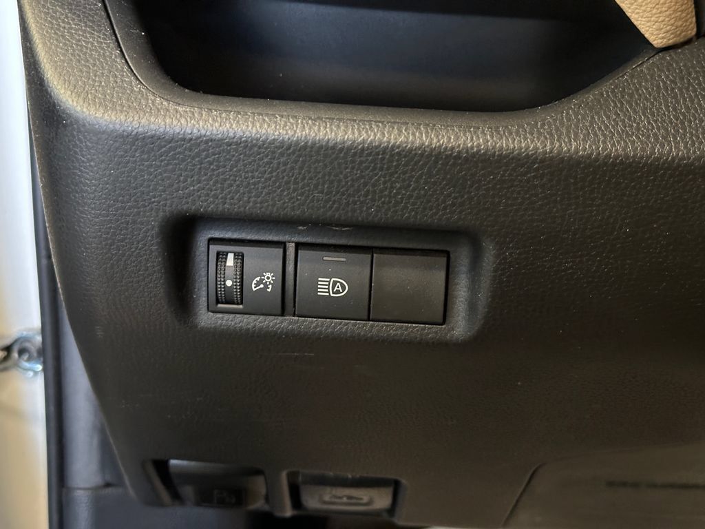 Used 2021 Toyota RAV4 LE AWD/4WD image 18