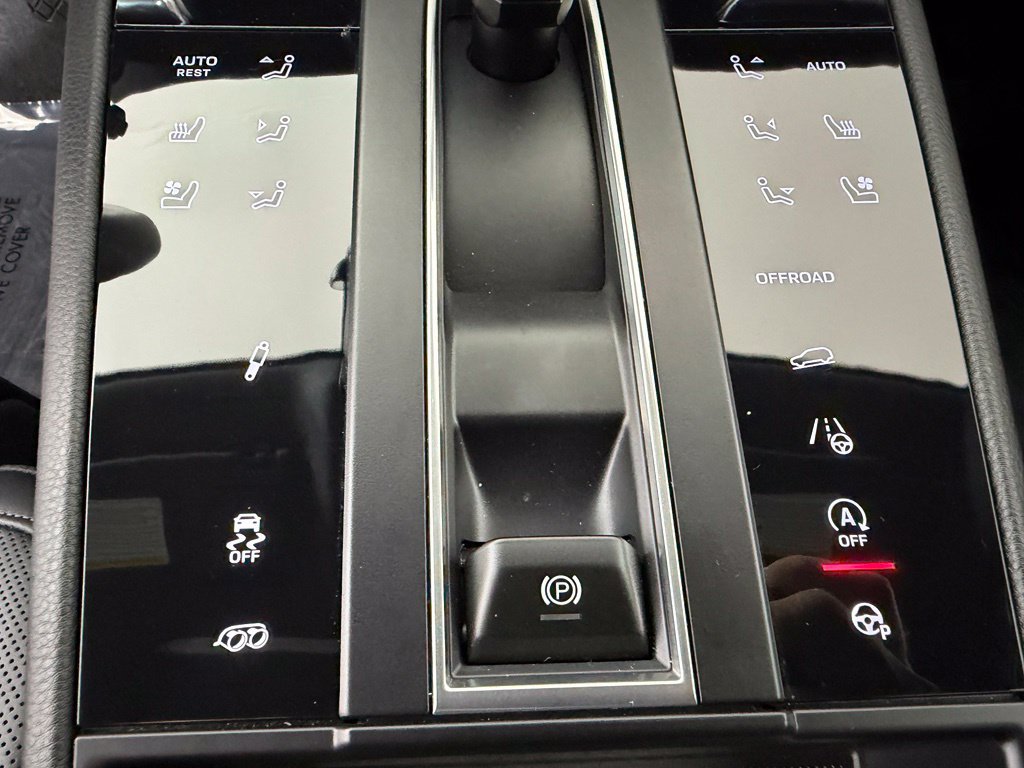 Certified 2024 Porsche Macan S AWD/4WD image 34