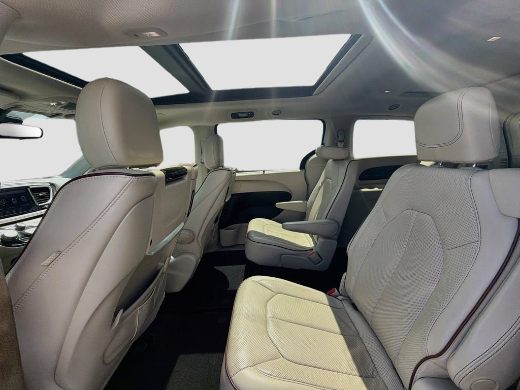 Used 2018 Chrysler Pacifica Limited w/ Tire & Wheel Group FWD image 26