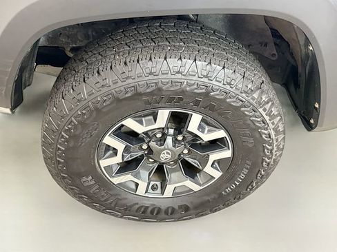 Used 2022 Toyota Tacoma TRD Off-Road image 28