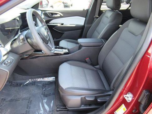 Used 2024 Chevrolet Trax LT FWD image 16