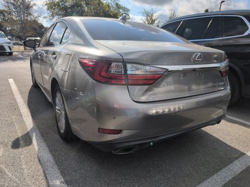 Used 2016 Lexus ES 350 w/ Premium Package w/Wood Trim FWD image 4