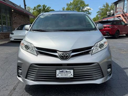 Used 2019 Toyota Sienna XLE w/ XLE Navigation Package FWD image 2