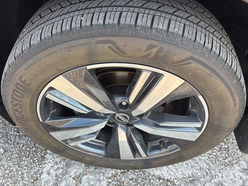 Used 2025 Nissan Rogue SL FWD image 12