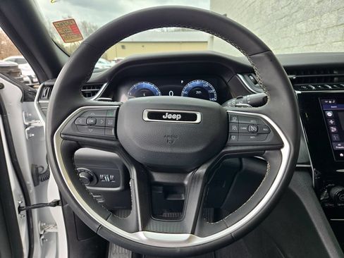 Used 2024 Jeep Grand Cherokee Laredo w/ Luxury Tech Group I AWD/4WD image 17