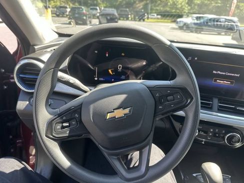Used 2025 Chevrolet Trax LT FWD image 13
