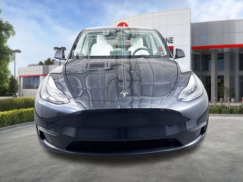 Used 2024 Tesla Model Y Long Range AWD/4WD image 2