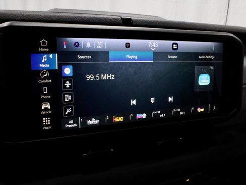 Used 2025 Jeep Gladiator Sport AWD/4WD image 3
