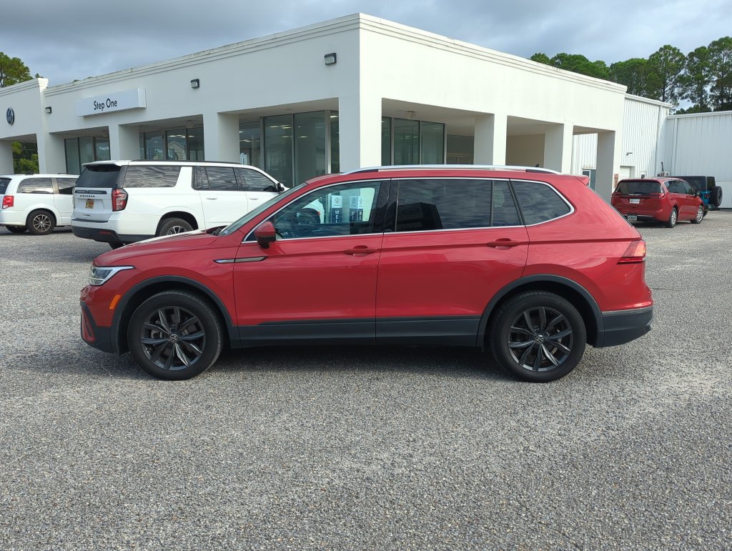 Used 2023 Volkswagen Tiguan SE w/ Panoramic Sunroof Package FWD image 4