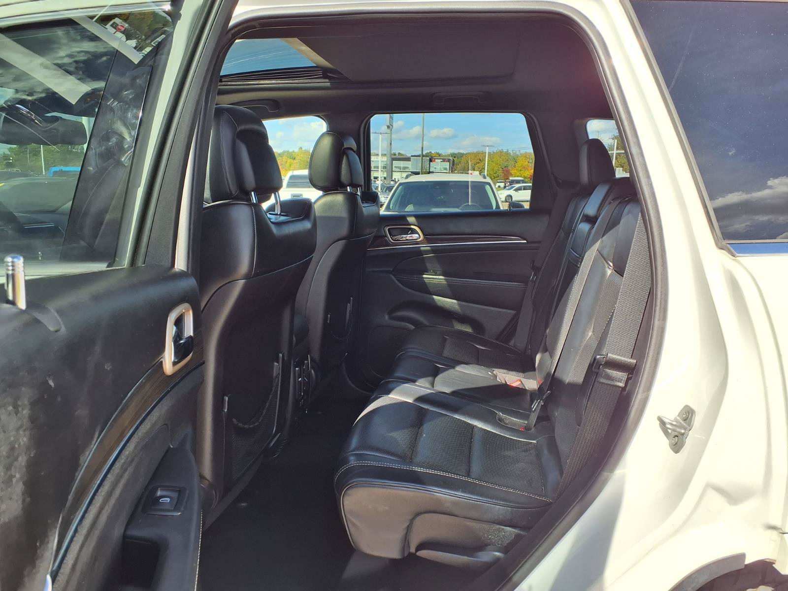Used 2015 Jeep Grand Cherokee Overland RWD image 12