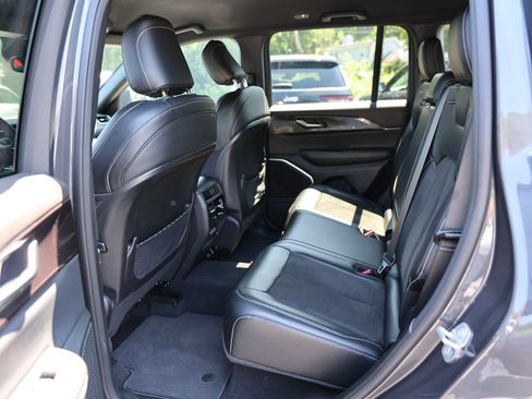 Used 2022 Jeep Grand Cherokee Altitude AWD/4WD image 21