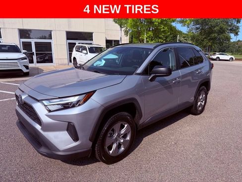 Used 2023 Toyota RAV4 LE AWD/4WD image 3