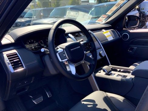 New 2025 Land Rover Discovery Metropolitan Edition image 9