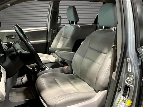Used 2019 Toyota Sienna XLE FWD image 20