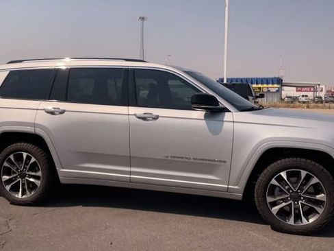 Used 2021 Jeep Grand Cherokee L Overland w/ Luxury Tech Group IV AWD/4WD image 3